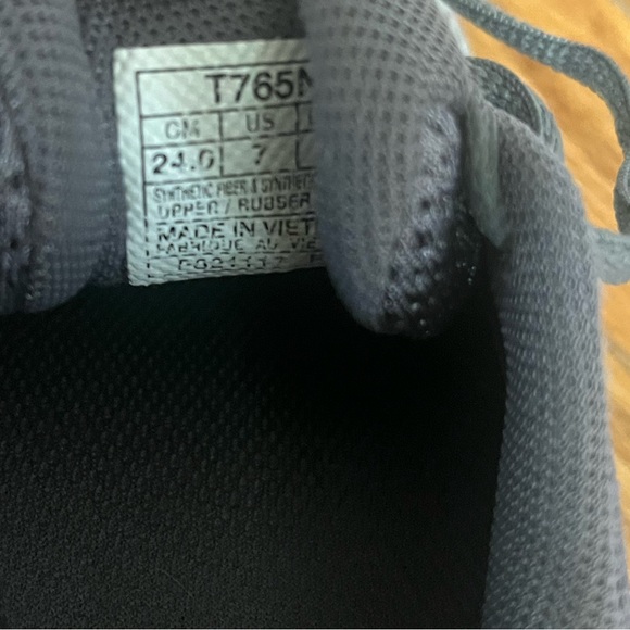 ASICS sneakers size 7 - Picture 3 of 4